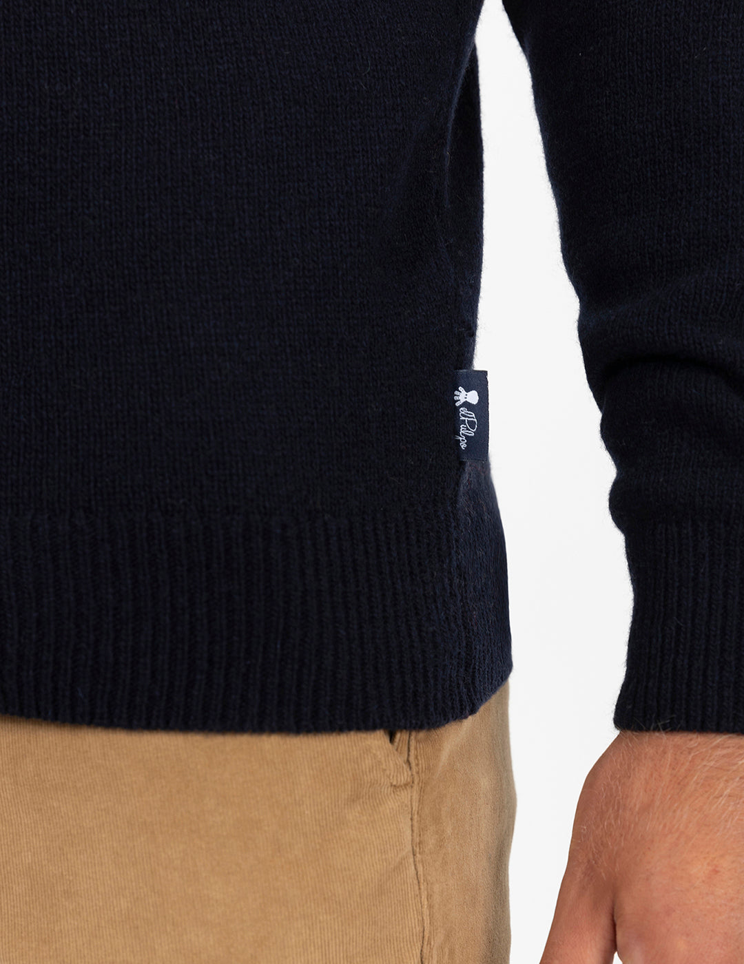 BASIC NAVY BLUE V-NECK SWEATER