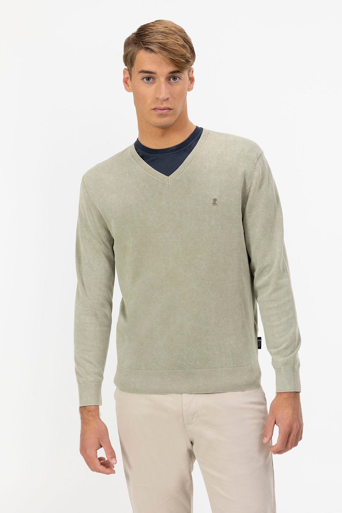 BASIC EXTRA-FINE V-NECK WASHED SWEATER IN SAGE GREEN