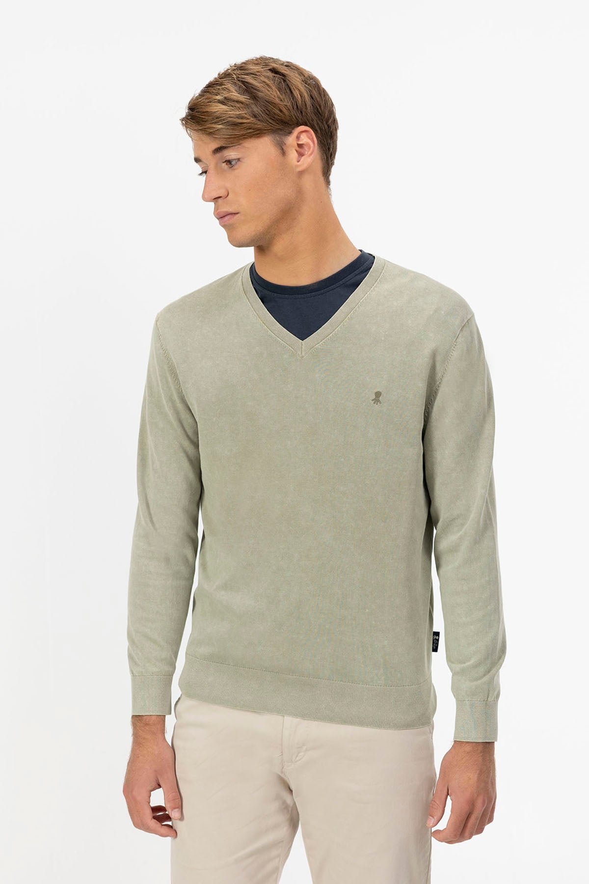 BASIC EXTRA-FINE V-NECK WASHED SWEATER IN SAGE GREEN