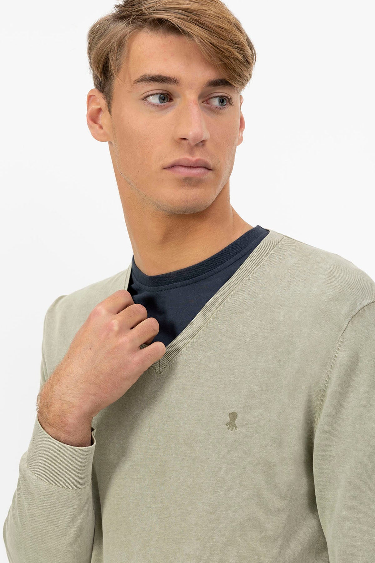 BASIC EXTRA-FINE V-NECK WASHED SWEATER IN SAGE GREEN