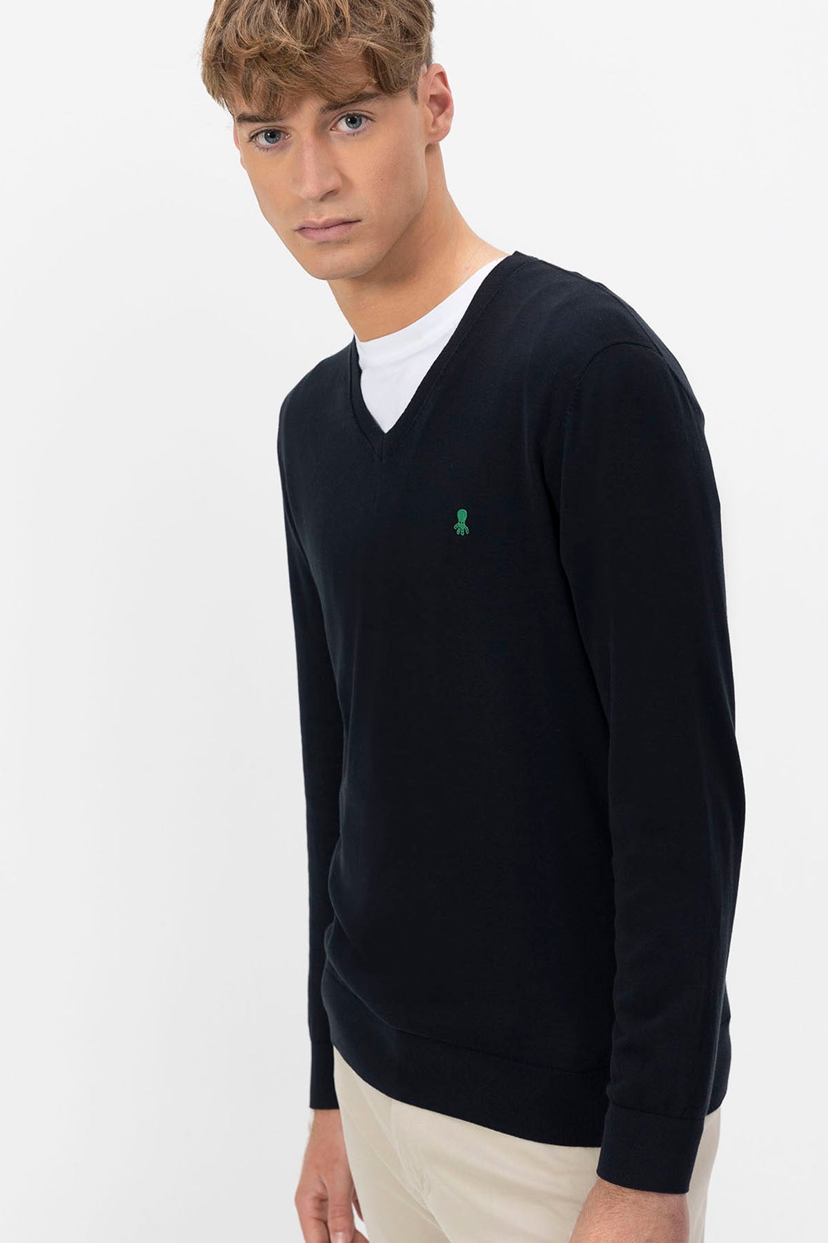 NAVY BLUE CREPE KNITTED V-NECK SWEATER