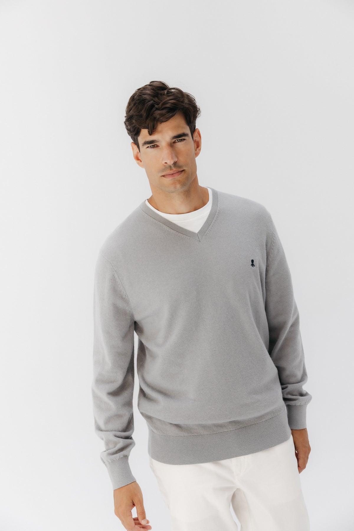 JERSEY BÁSICO CUELLO PICO GRIS VIGORÉ