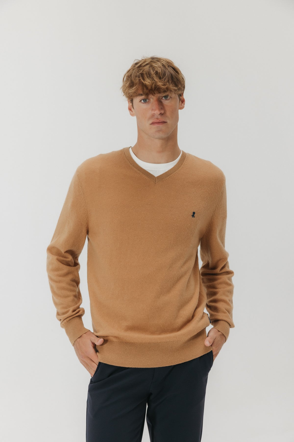 JERSEY BÁSICO CUELLO PICO CAMEL