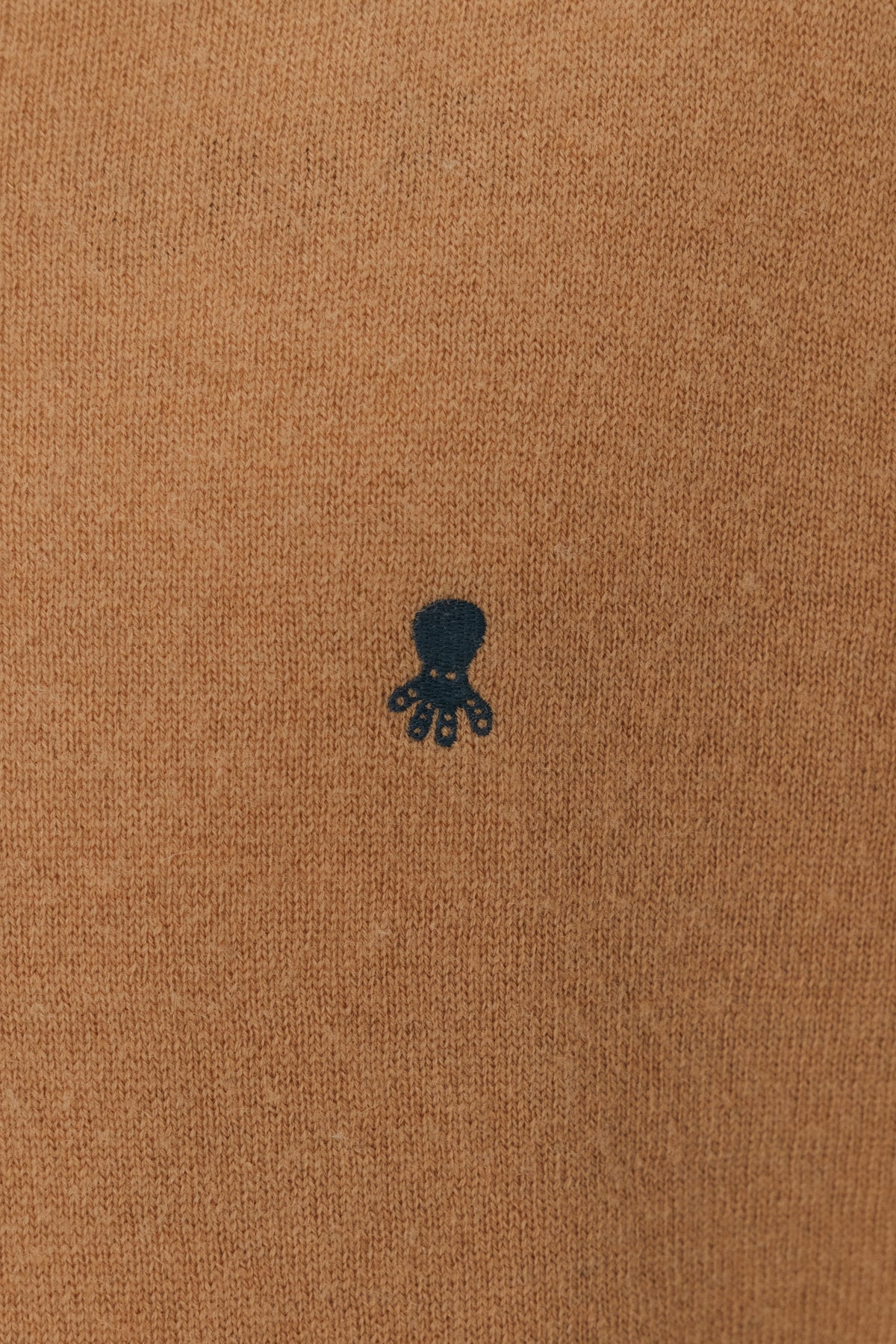 JERSEY BÁSICO CUELLO PICO CAMEL