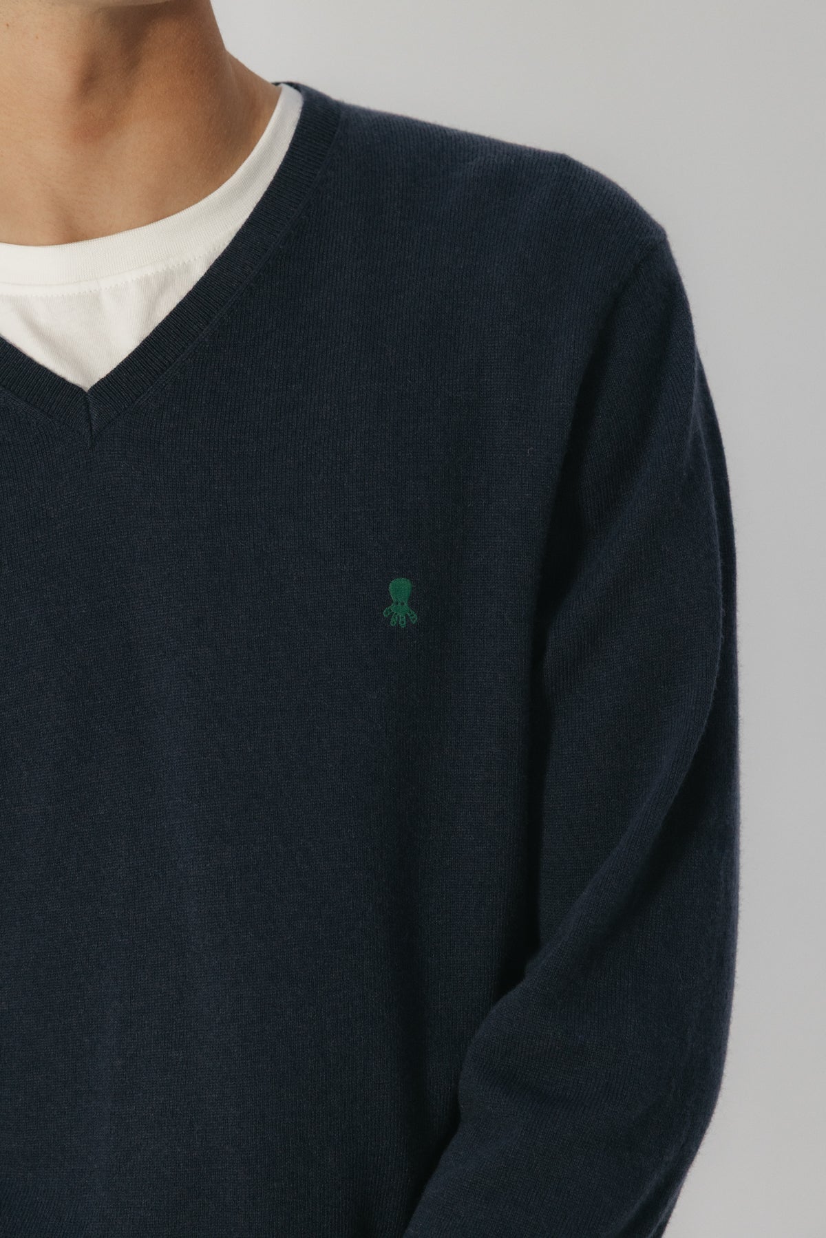 JERSEY BÁSICO CUELLO PICO AZUL MARINO