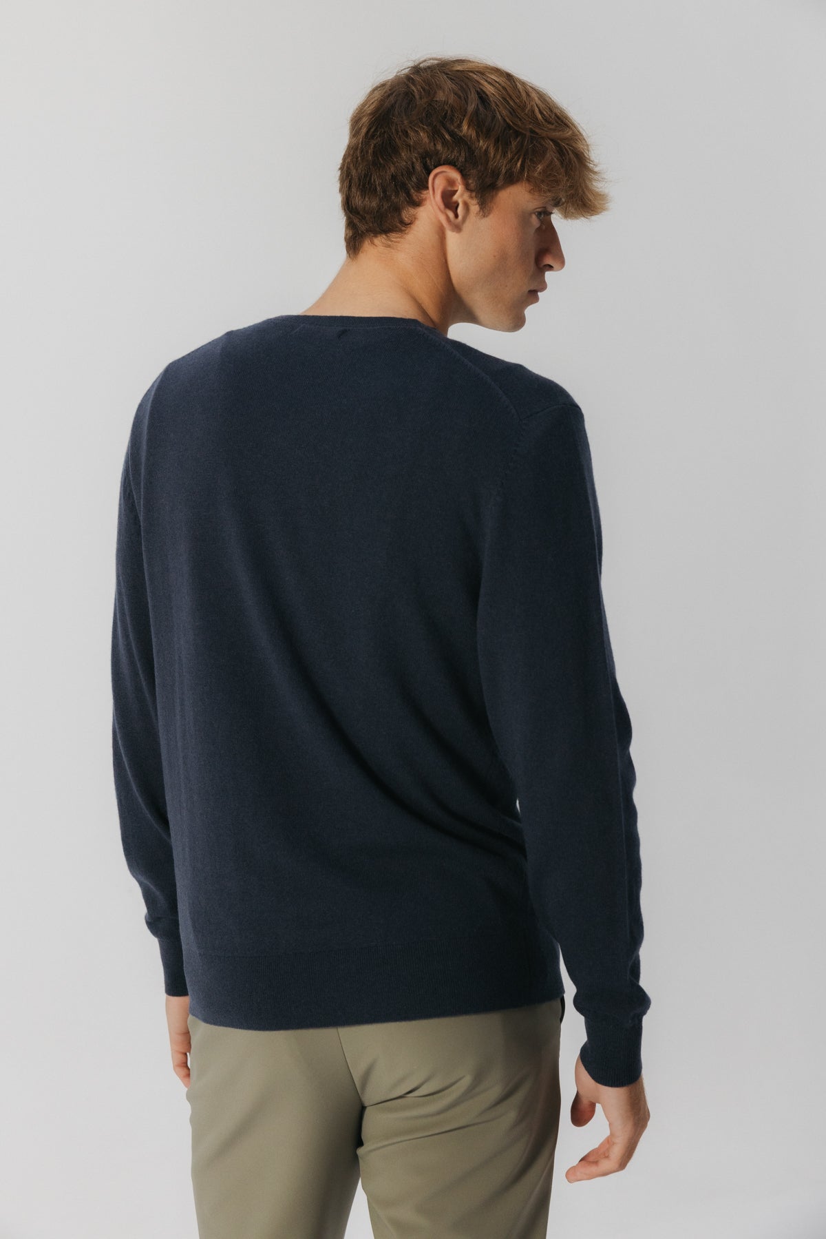 JERSEY BÁSICO CUELLO PICO AZUL MARINO