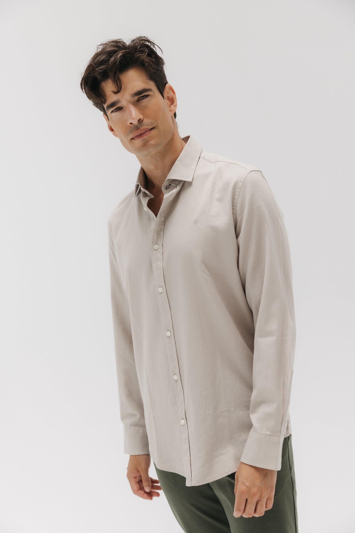 CAMISA CASUAL ESTRUCTURA GARMENT DYED ARENA