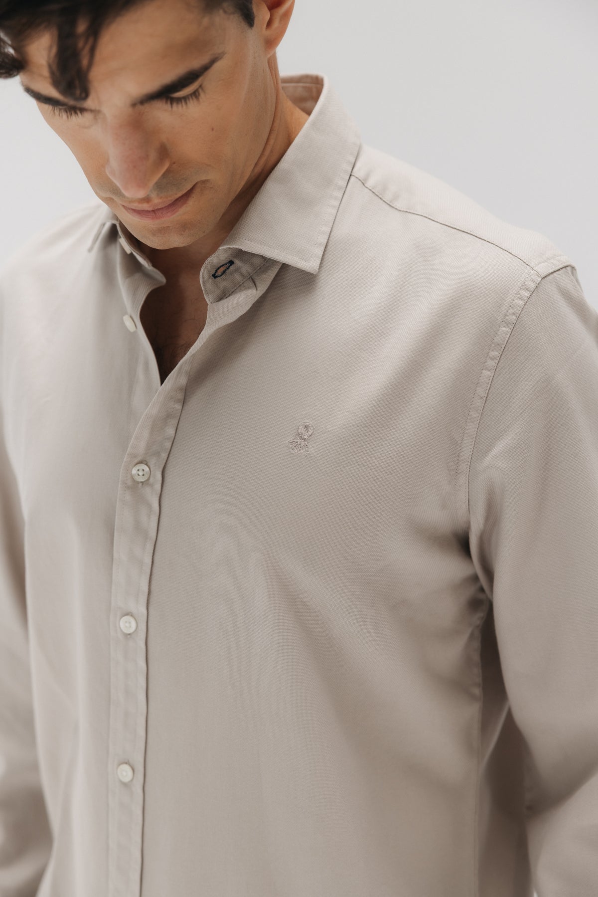 CAMISA CASUAL ESTRUCTURA GARMENT DYED ARENA