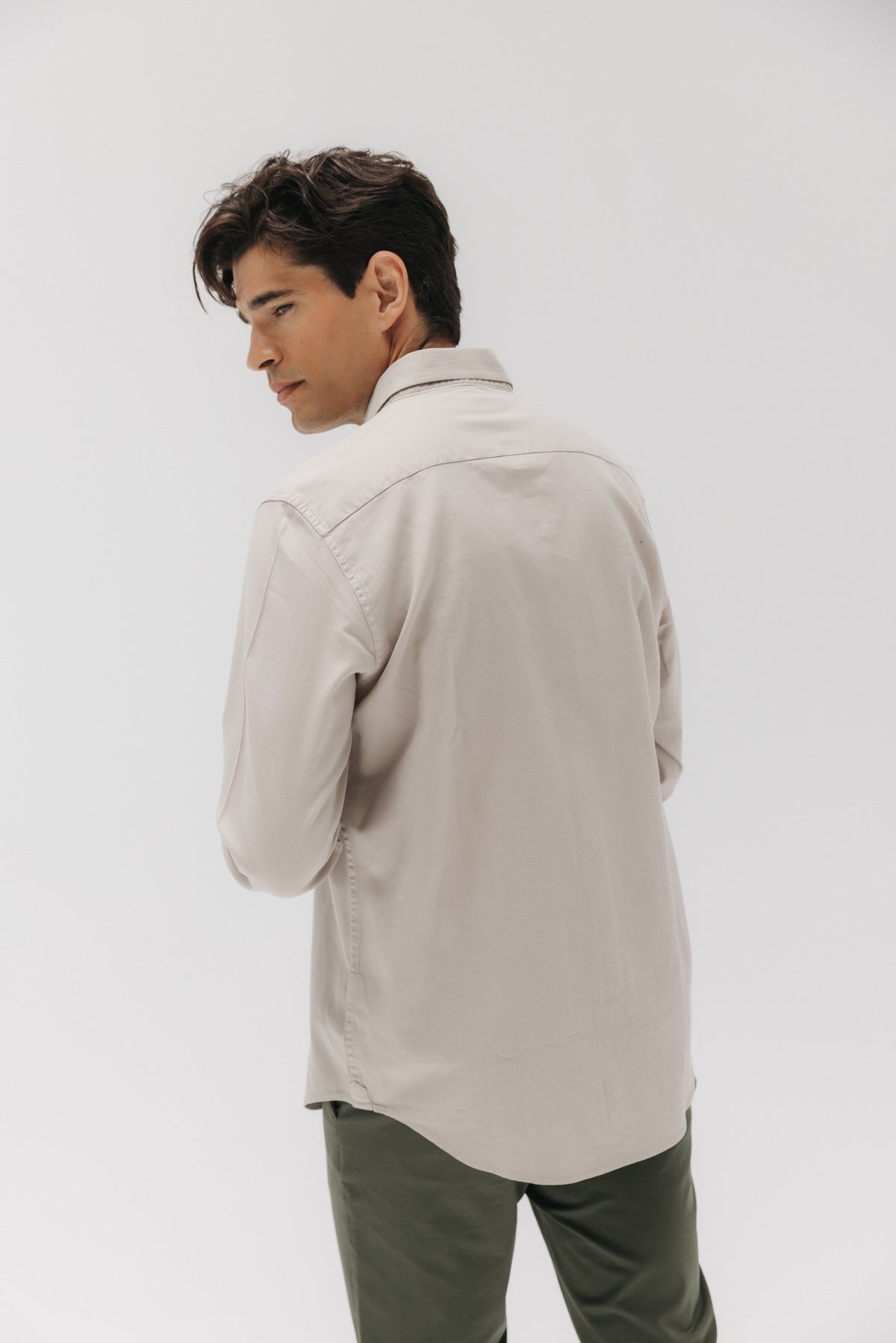 CAMISA CASUAL ESTRUCTURA GARMENT DYED ARENA