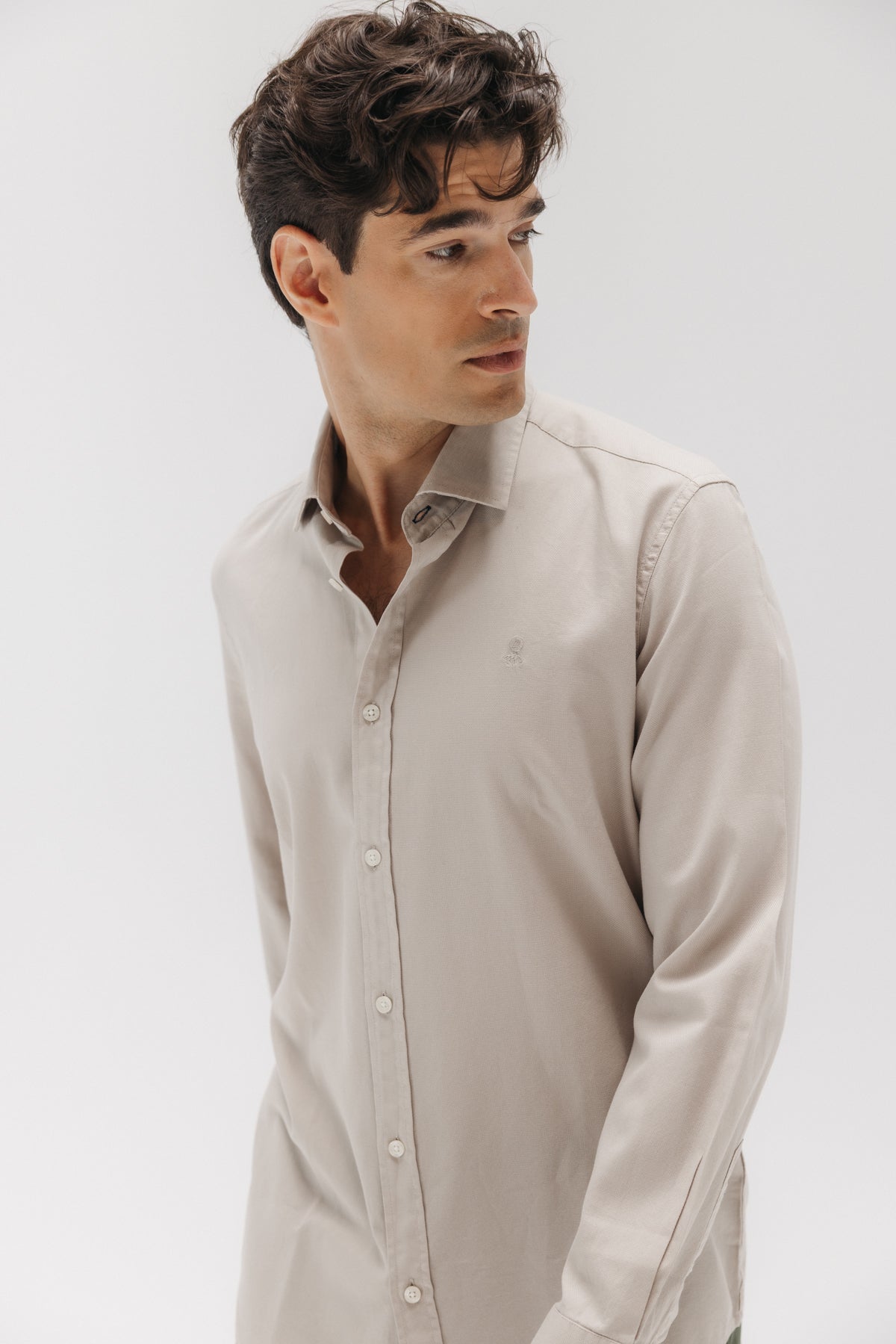 CAMISA CASUAL ESTRUCTURA GARMENT DYED ARENA