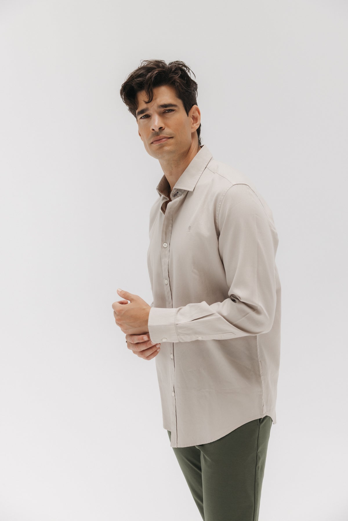 CAMISA CASUAL ESTRUCTURA GARMENT DYED ARENA