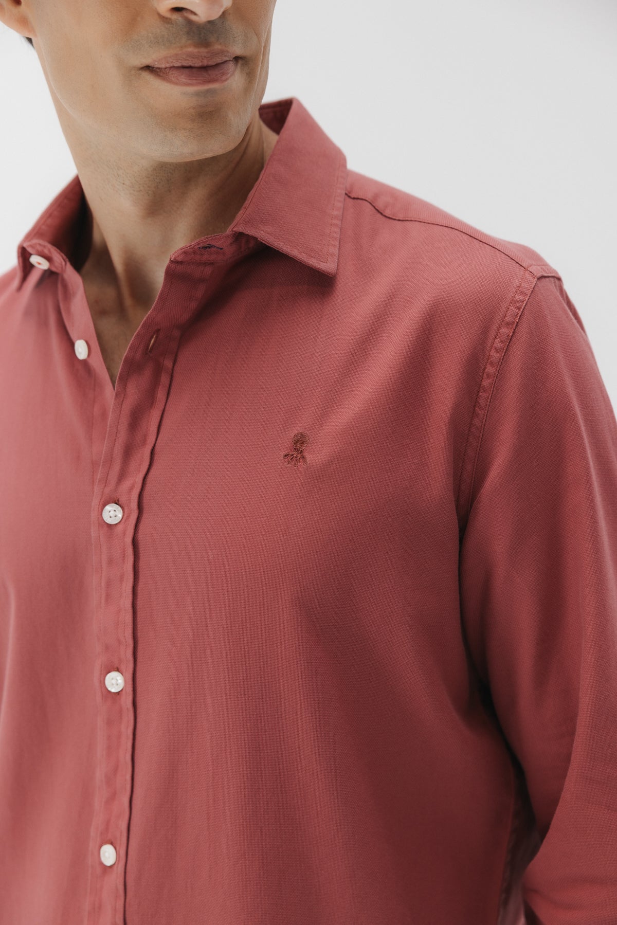 CAMISA CASUAL ESTRUCTURA GARMENT DYED ROSA AMARANTO