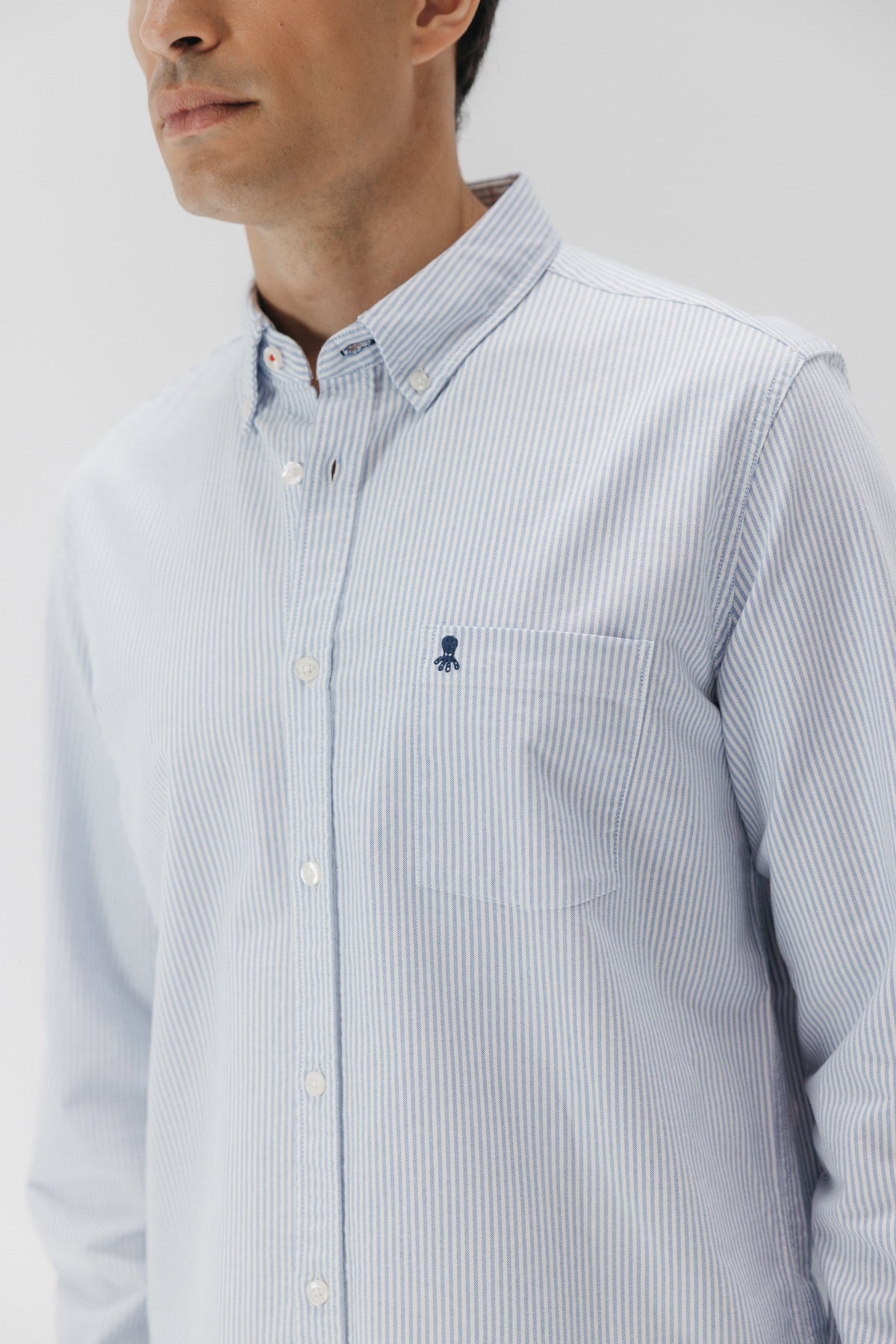 Camisa casual bolsillo pecho raya azul marino