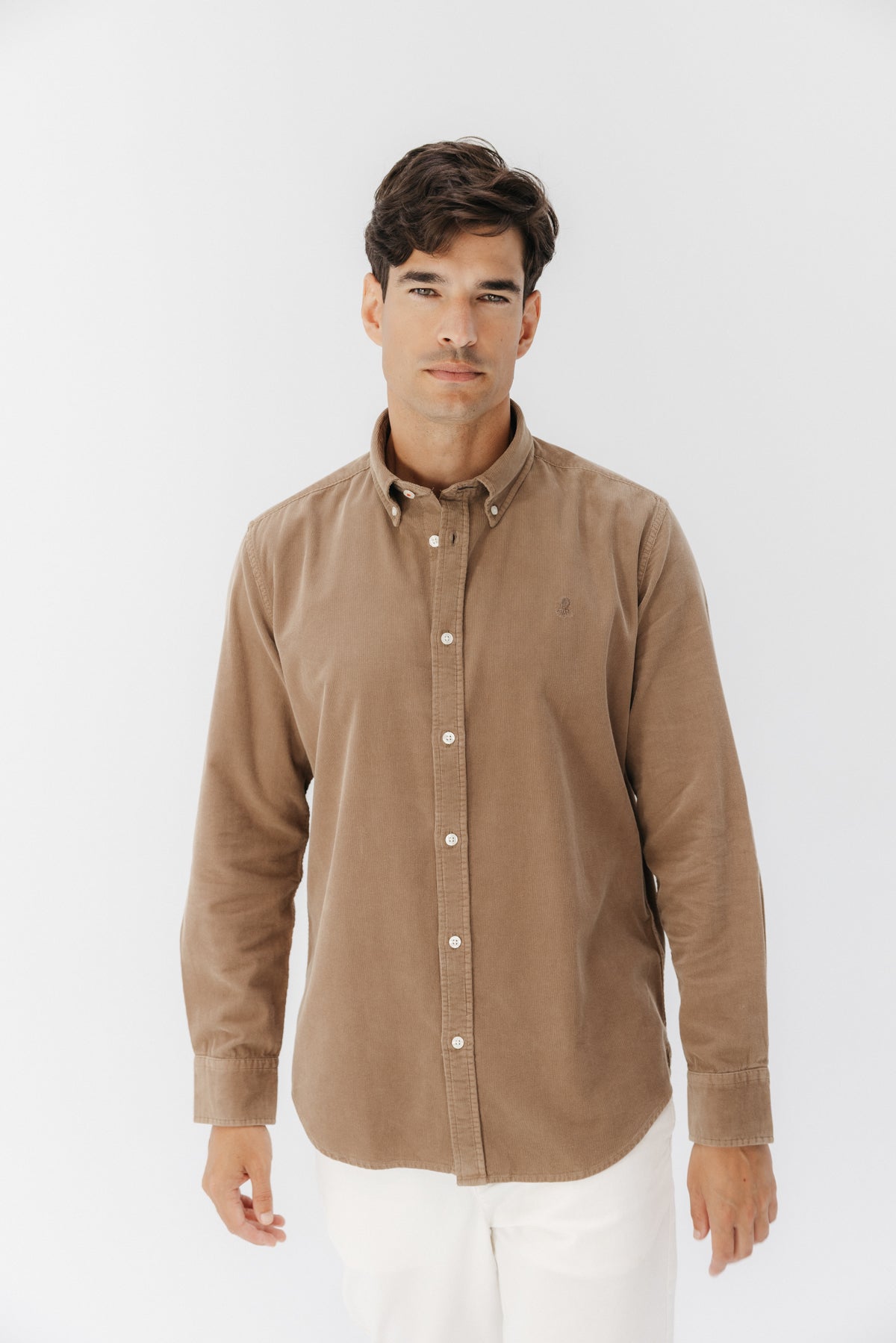 CAMISA CASUAL CORDUROY TINTADA TOPO