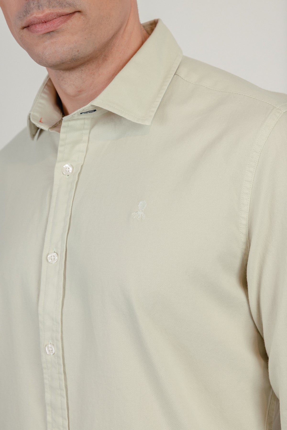 Camisa casual estructura garment dyed verde delavé