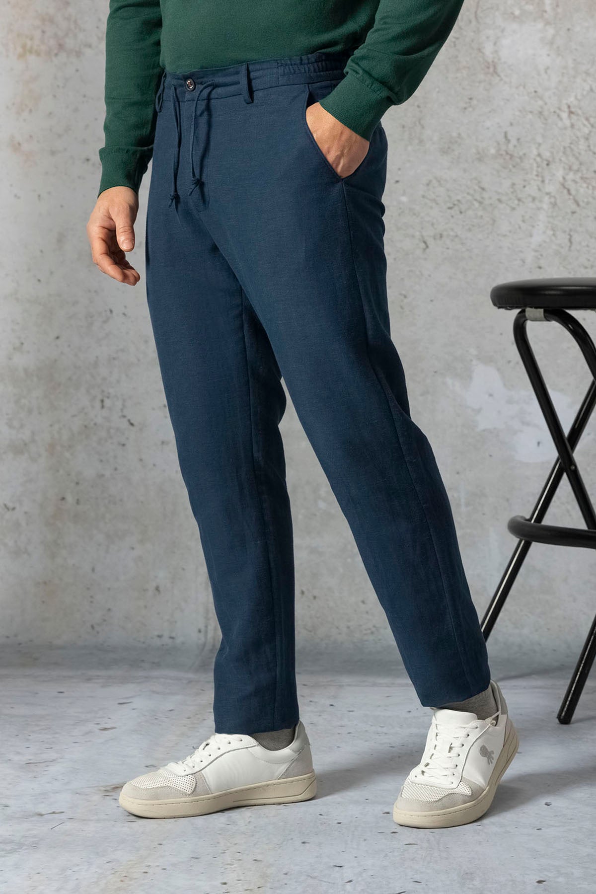 RELAXED PANTS WITH NAVY BLUE LINEN