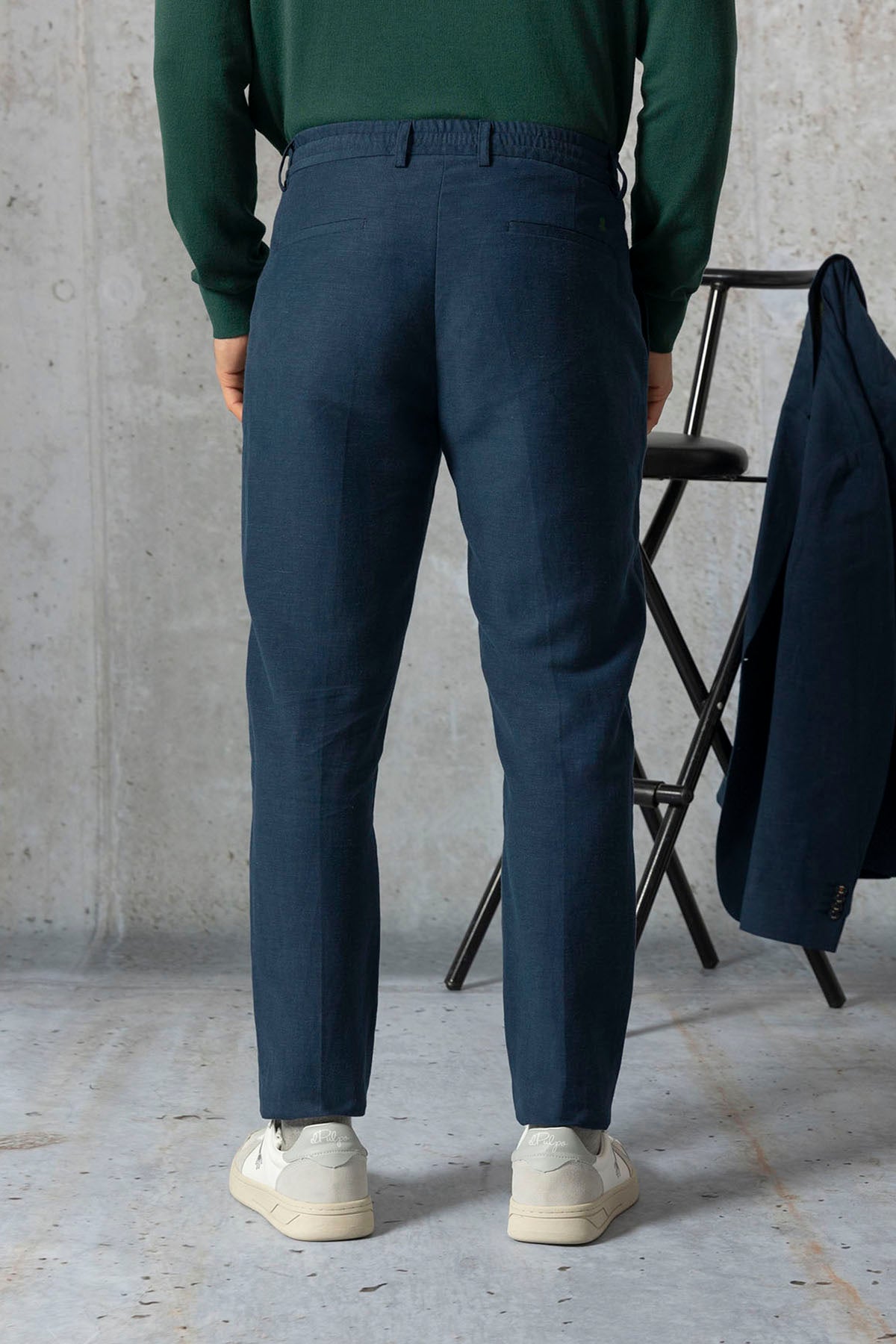 Pantalón relaxed con lino azul marino