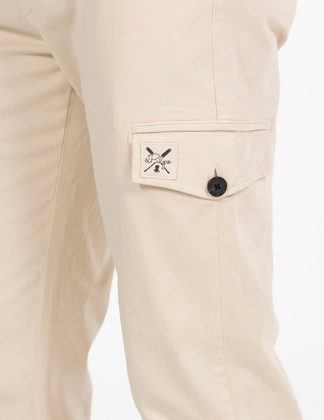 CARGO PANTS WITH BEIGE PLATE