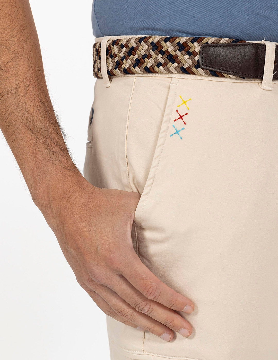 CARGO PANTS WITH BEIGE PLATE