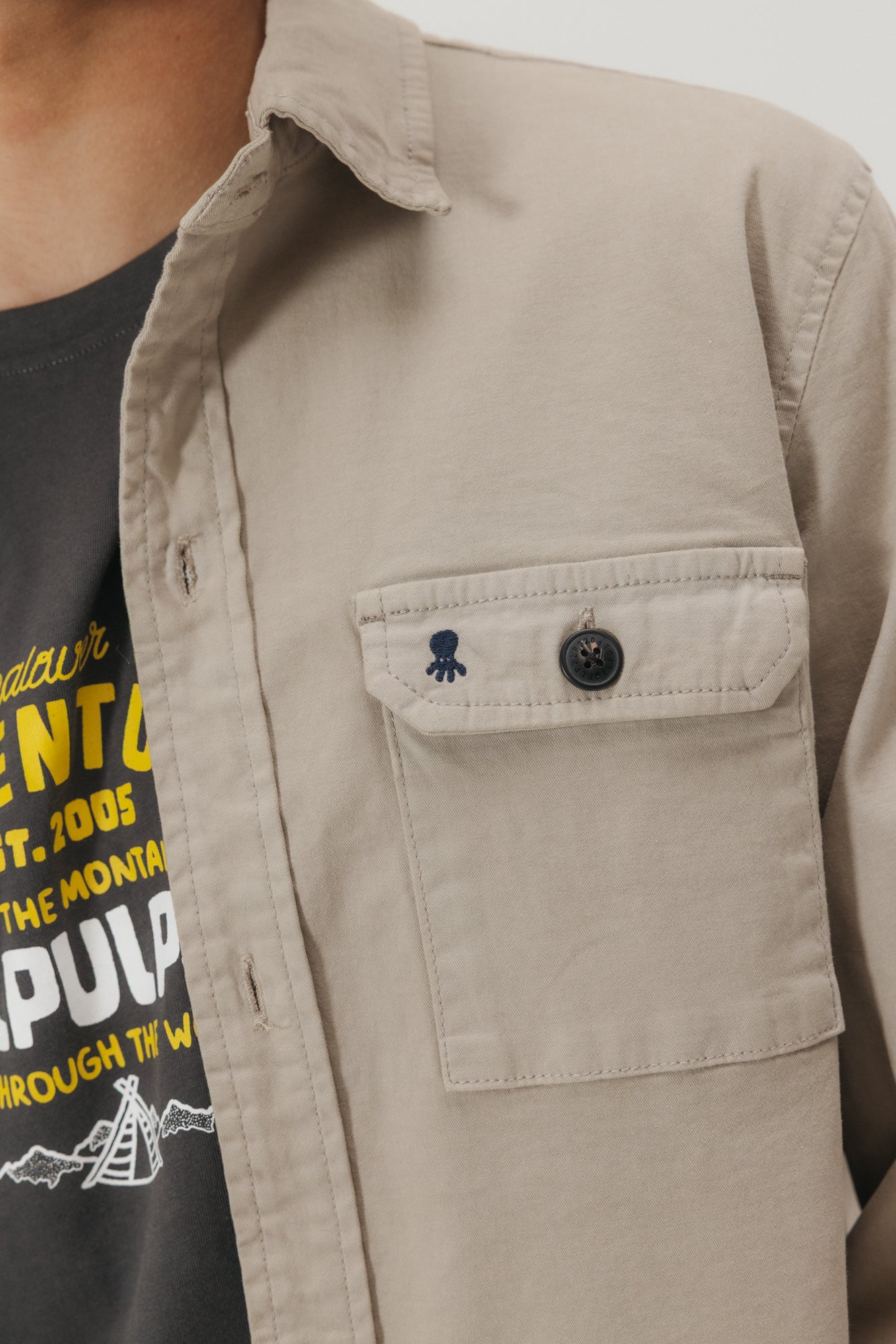 SOBRECAMISA HERITAGE DOS BOLSILLOS ARENA