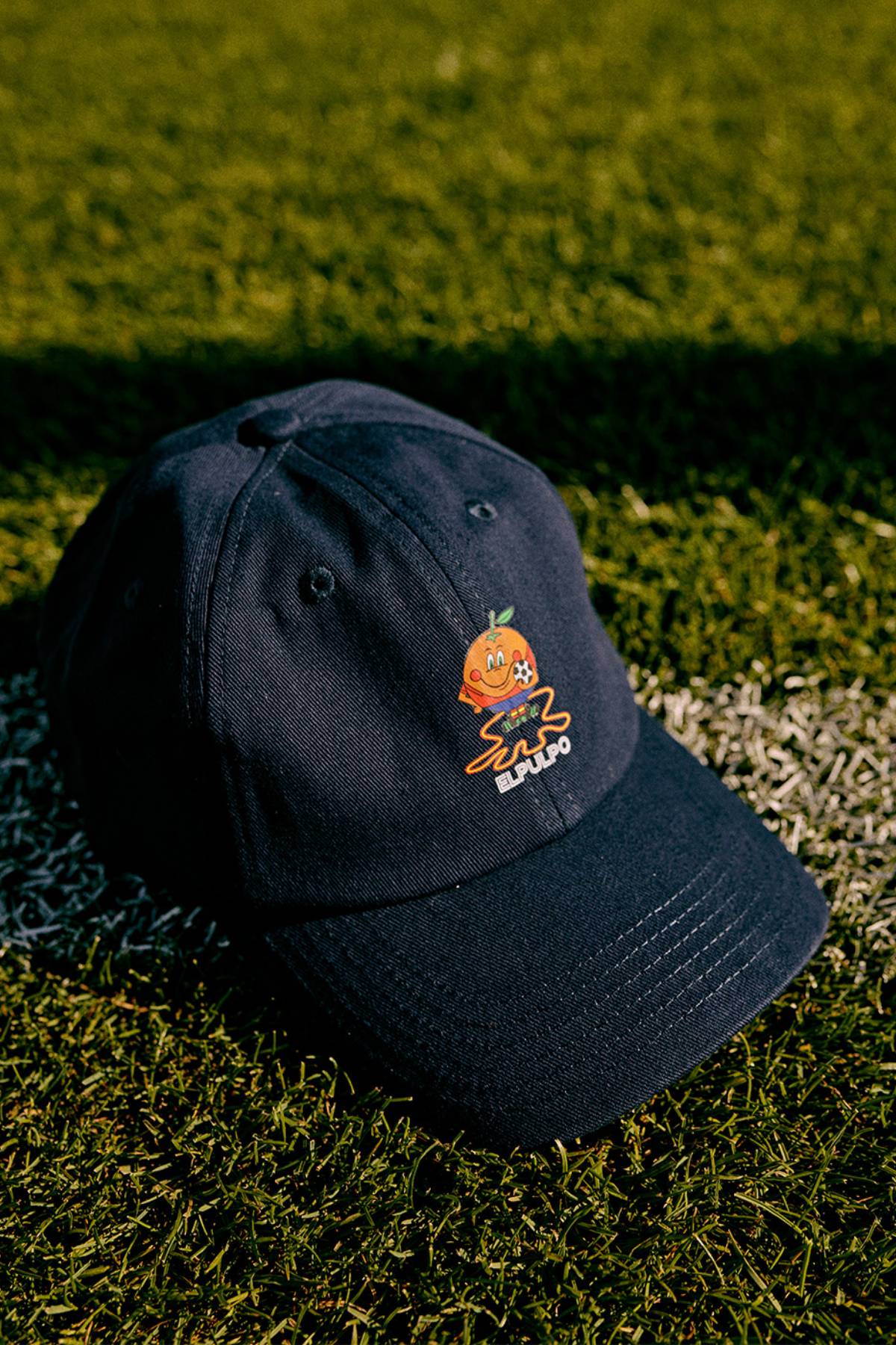 GORRA LAVADA ESTAMPADO ELPULPO Y NARANJITO AZUL MARINO DELAVÉ