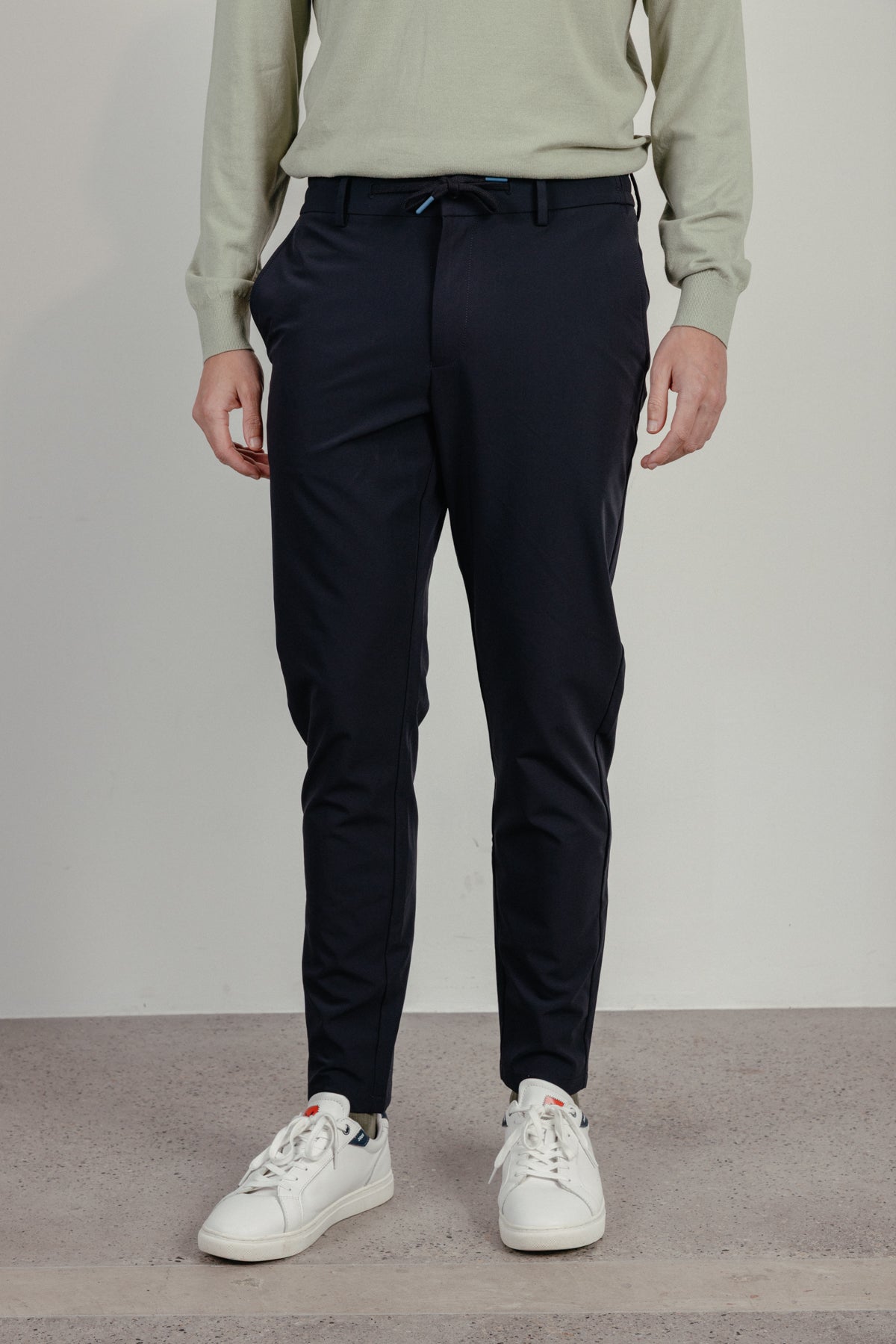 PANTALÓN TÉCNICO ULTRALIGERO CORDONES AZUL MARINO