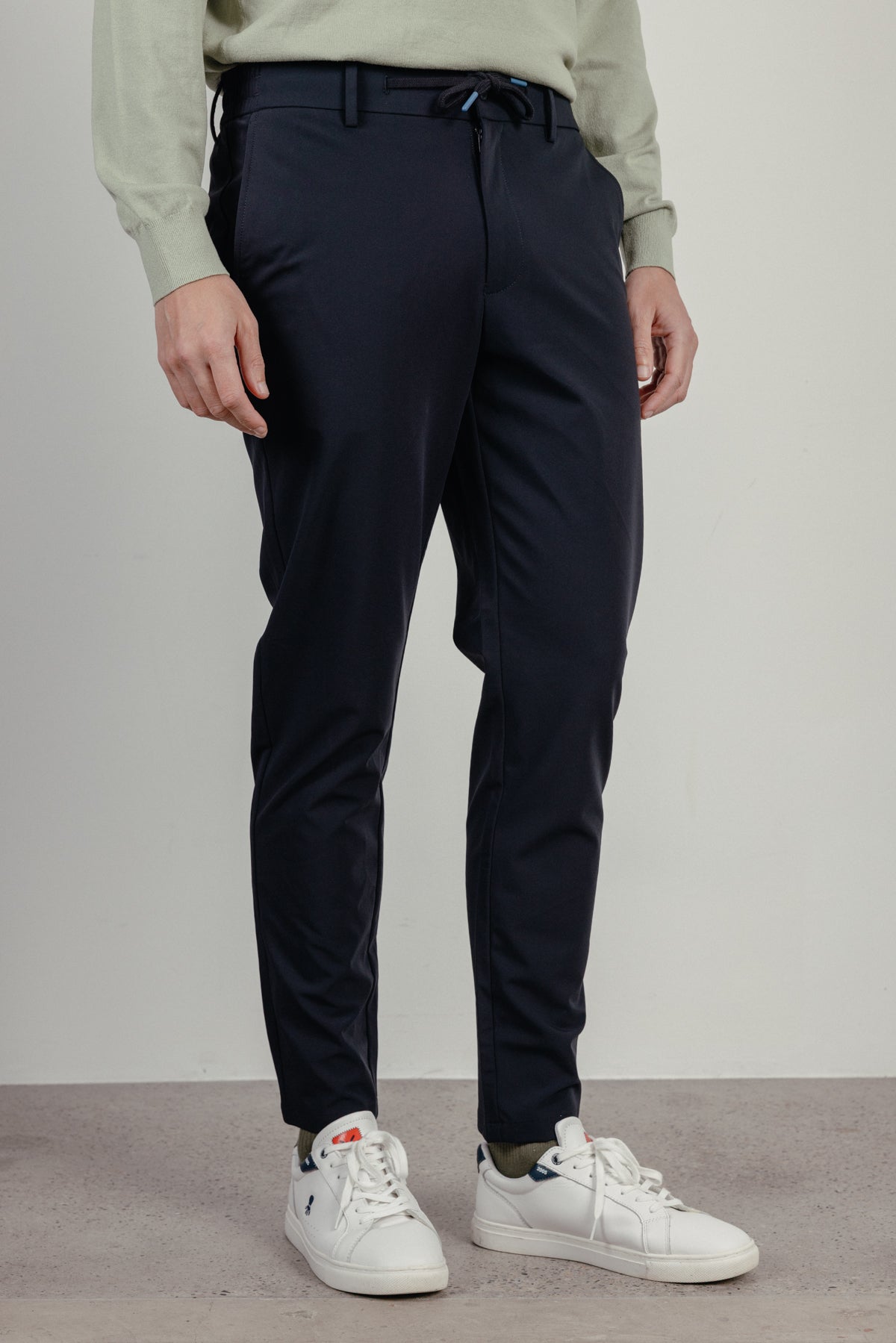 PANTALÓN TÉCNICO ULTRALIGERO CORDONES AZUL MARINO