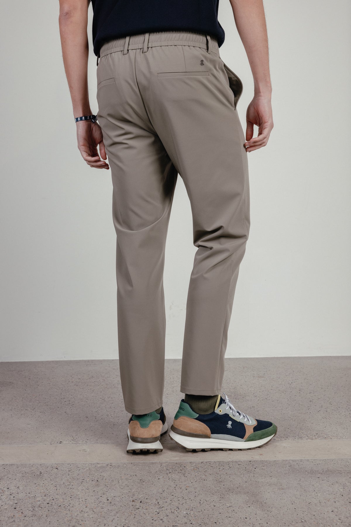 PANTALÓN TÉCNICO ULTRALIGERO CORDONES VERDE KHAKI