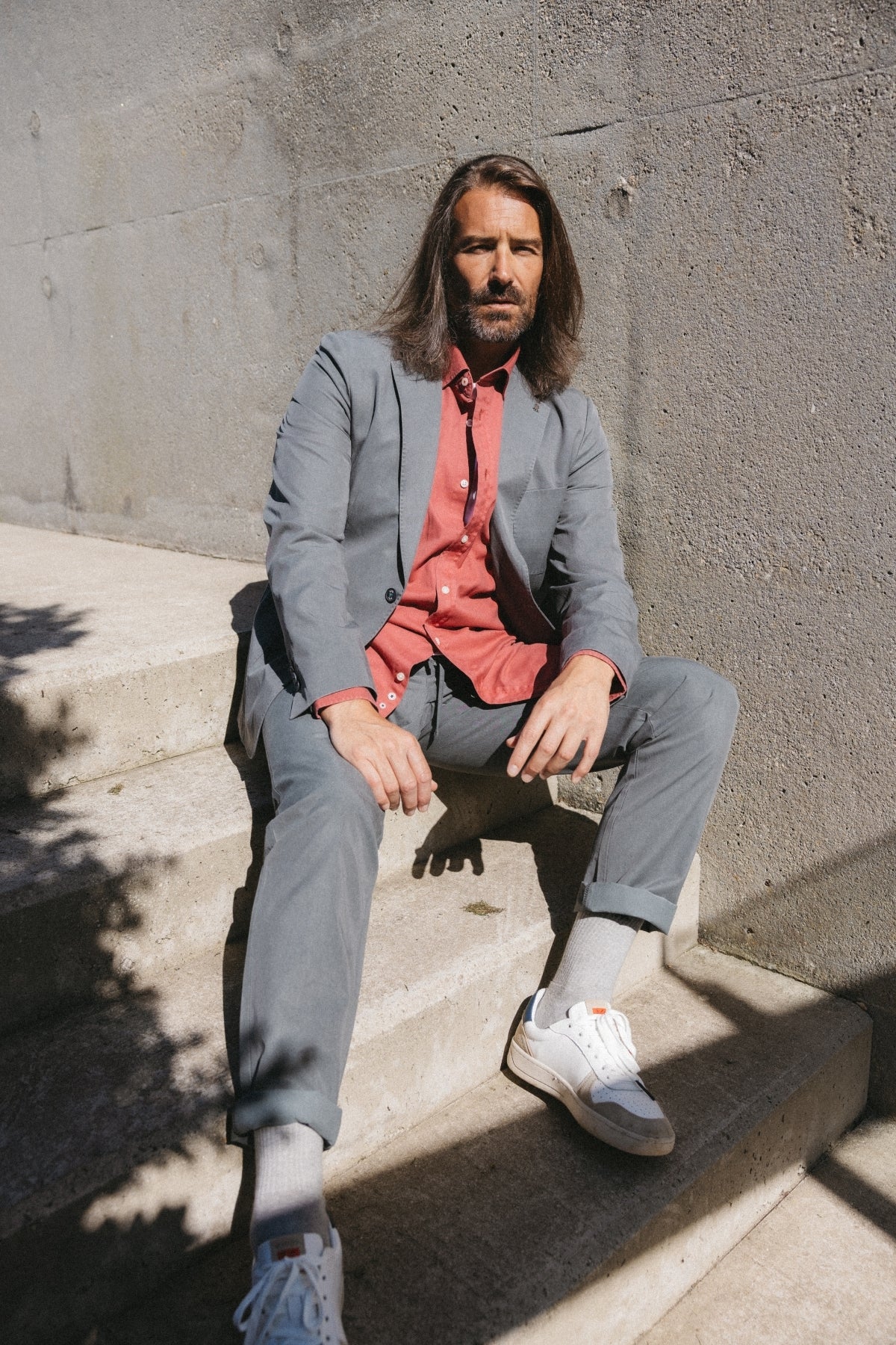 PANTALÓN CHINO PLIEGUE SOFT TWILL GRIS MEDIO