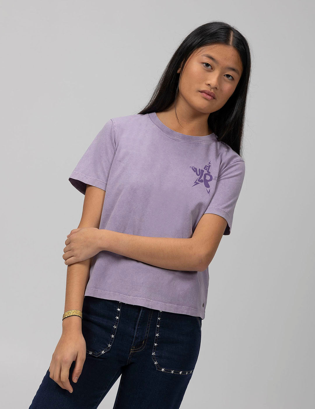 CAMISETA TEEN BÁSICA LAVADA LOGO MORADO