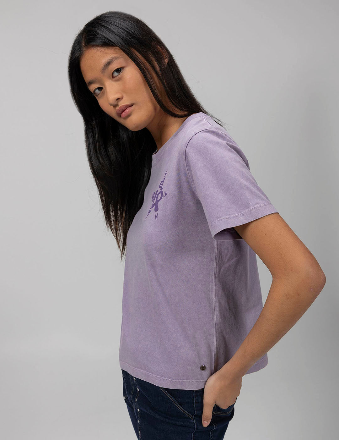 CAMISETA TEEN BÁSICA LAVADA LOGO MORADO