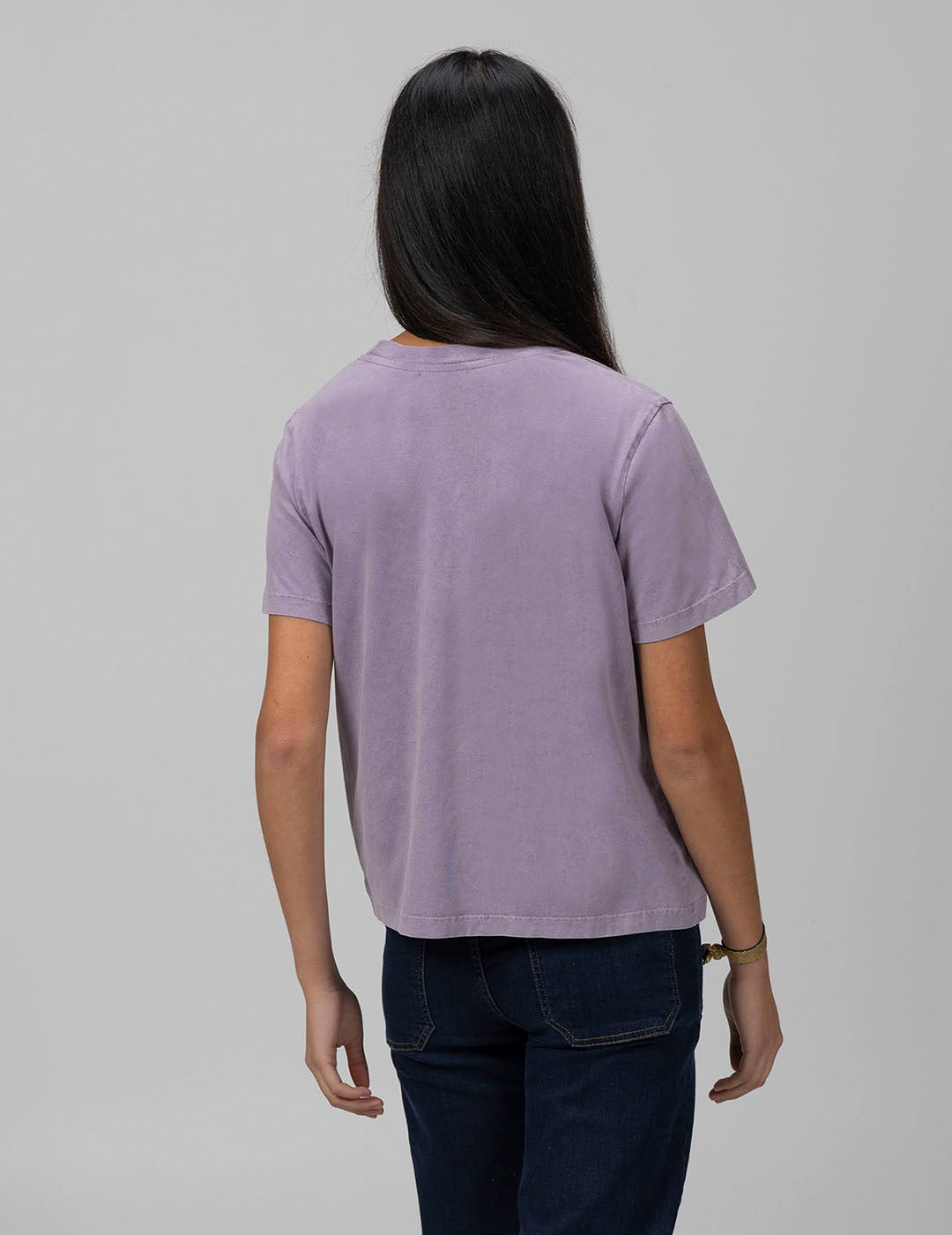 CAMISETA TEEN BÁSICA LAVADA LOGO MORADO