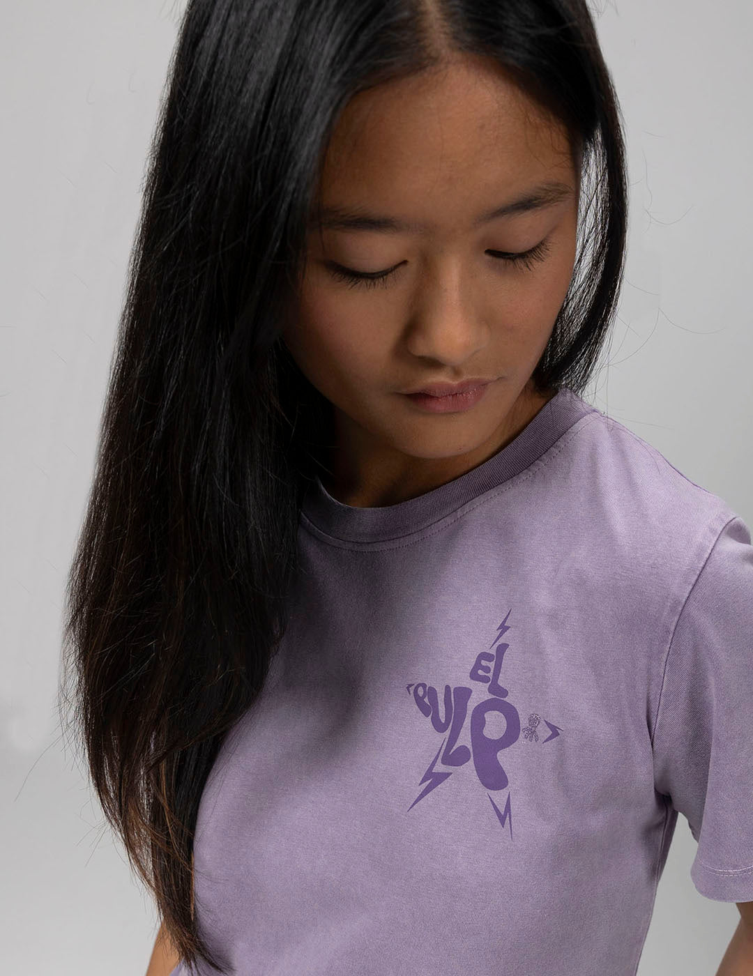 CAMISETA TEEN BÁSICA LAVADA LOGO MORADO