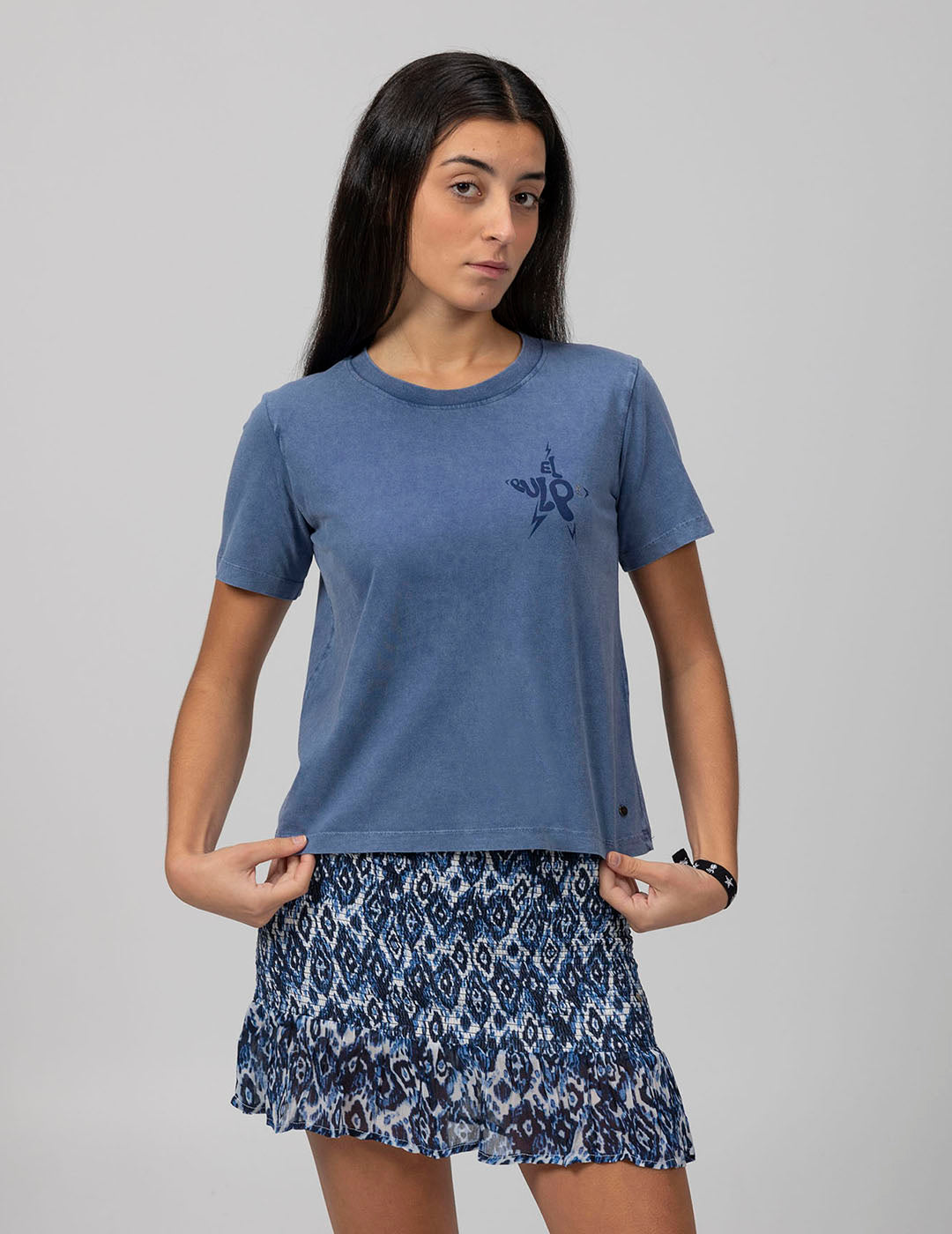 CAMISETA TEEN BÁSICA LAVADA LOGO INDIGO DELAVÉ