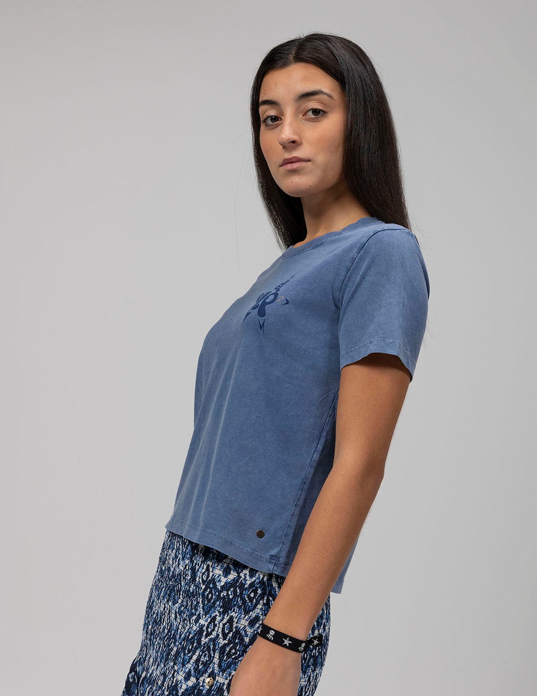 CAMISETA TEEN BÁSICA LAVADA LOGO INDIGO DELAVÉ