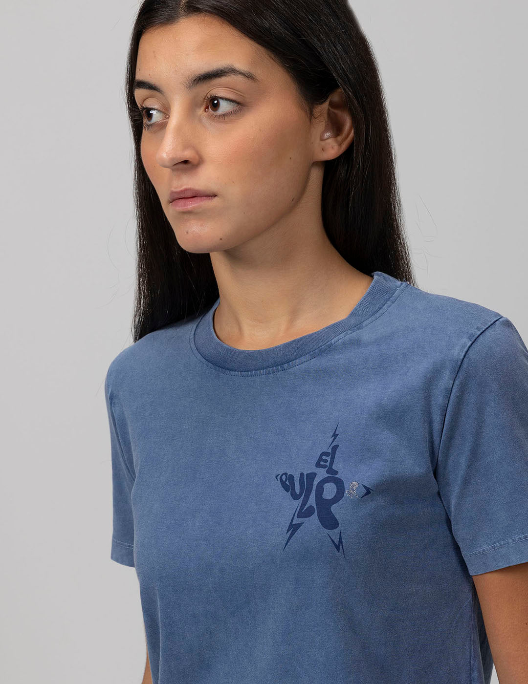 CAMISETA TEEN BÁSICA LAVADA LOGO INDIGO DELAVÉ