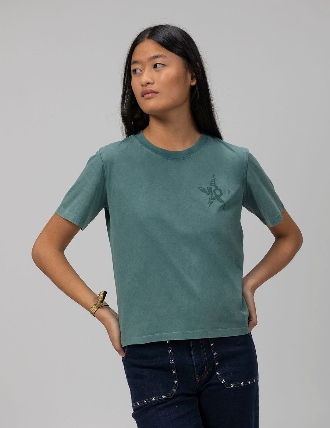 CAMISETA TEEN BÁSICA LAVADA LOGO VERDE BOTELLA