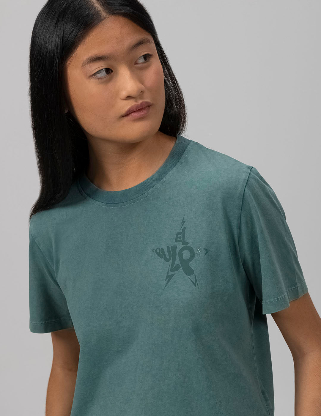 CAMISETA TEEN BÁSICA LAVADA LOGO VERDE BOTELLA