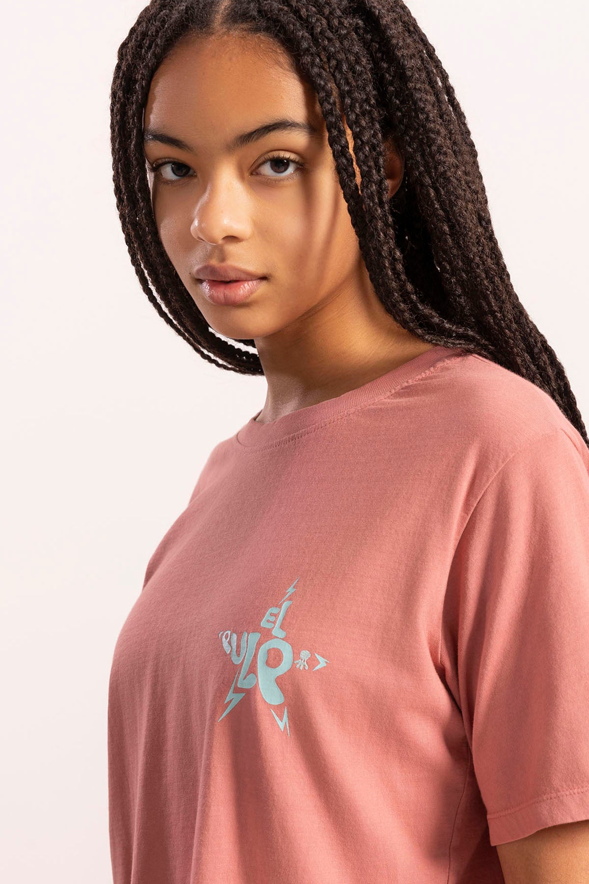 CAMISETA TEEN LAVADA BÁSICA LOGO CORAL