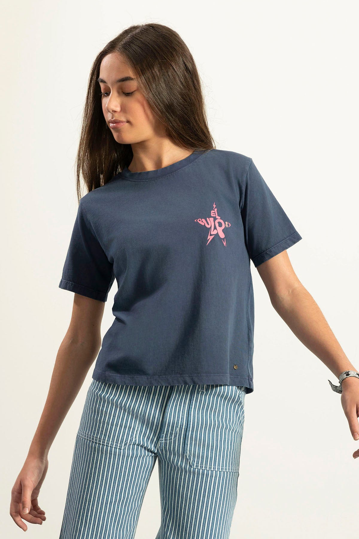 CAMISETA TEEN LAVADA BÁSICA LOGO AZUL MARINO DELAVÉ