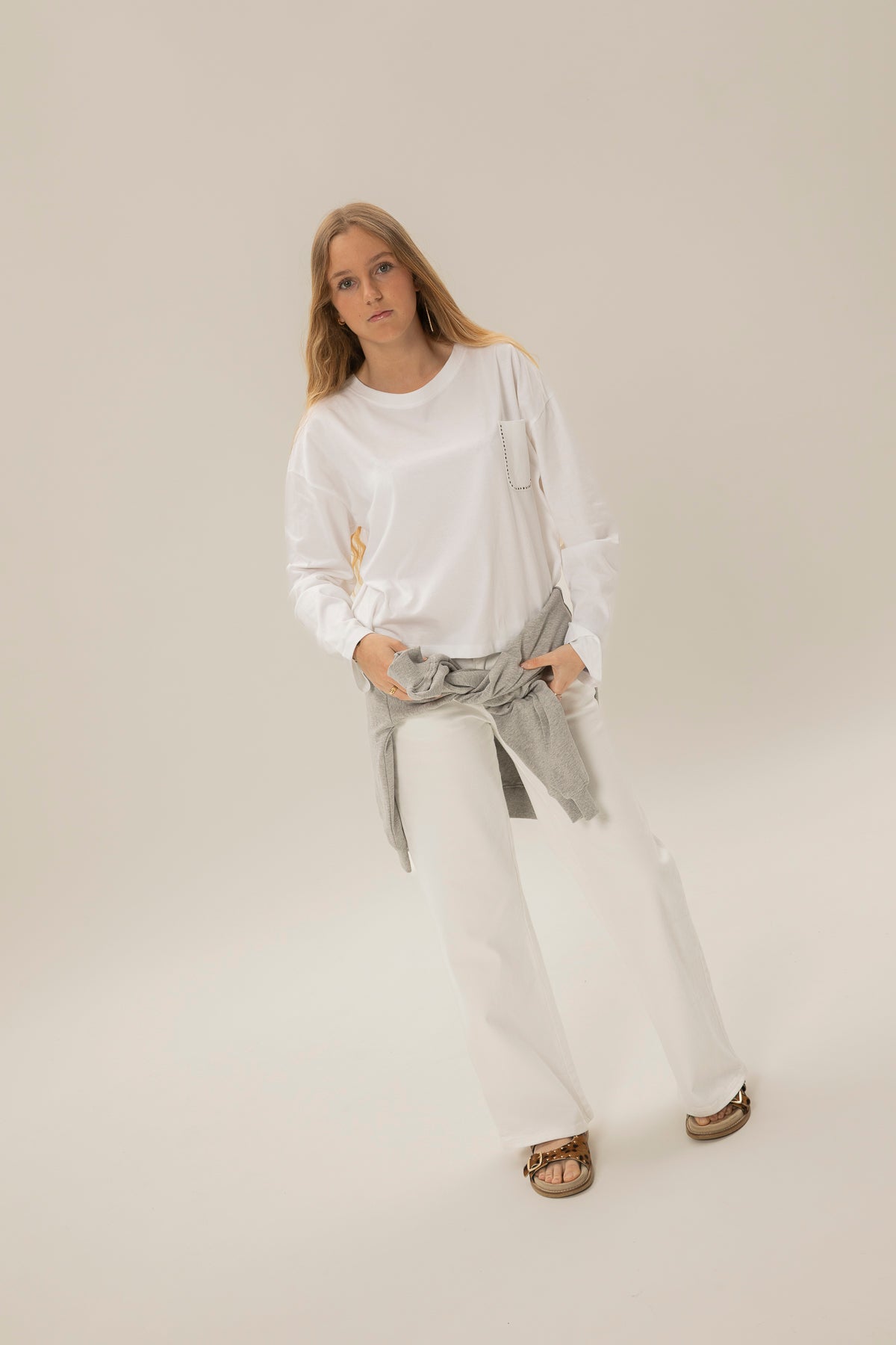 Camiseta teen bolsillo tachas blanco puro