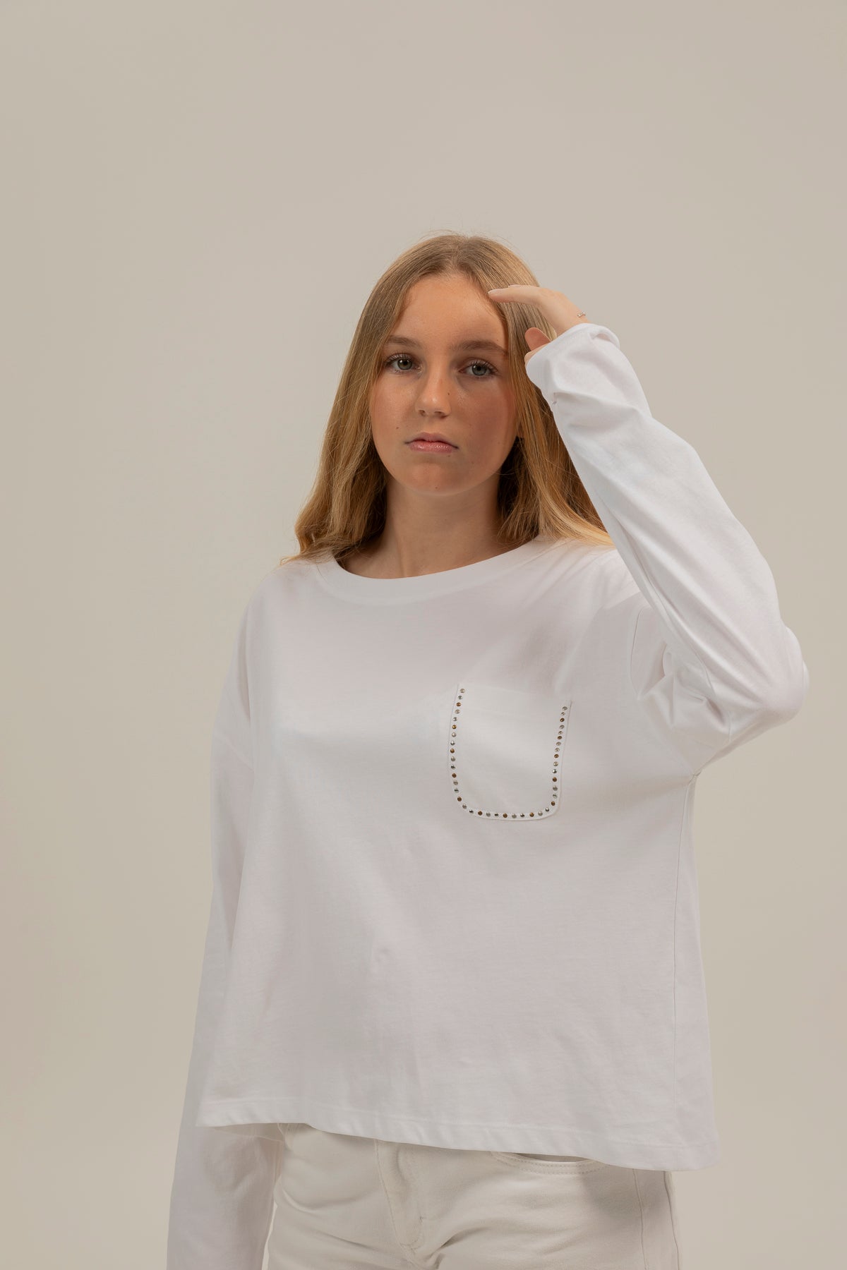 Camiseta teen bolsillo tachas blanco puro