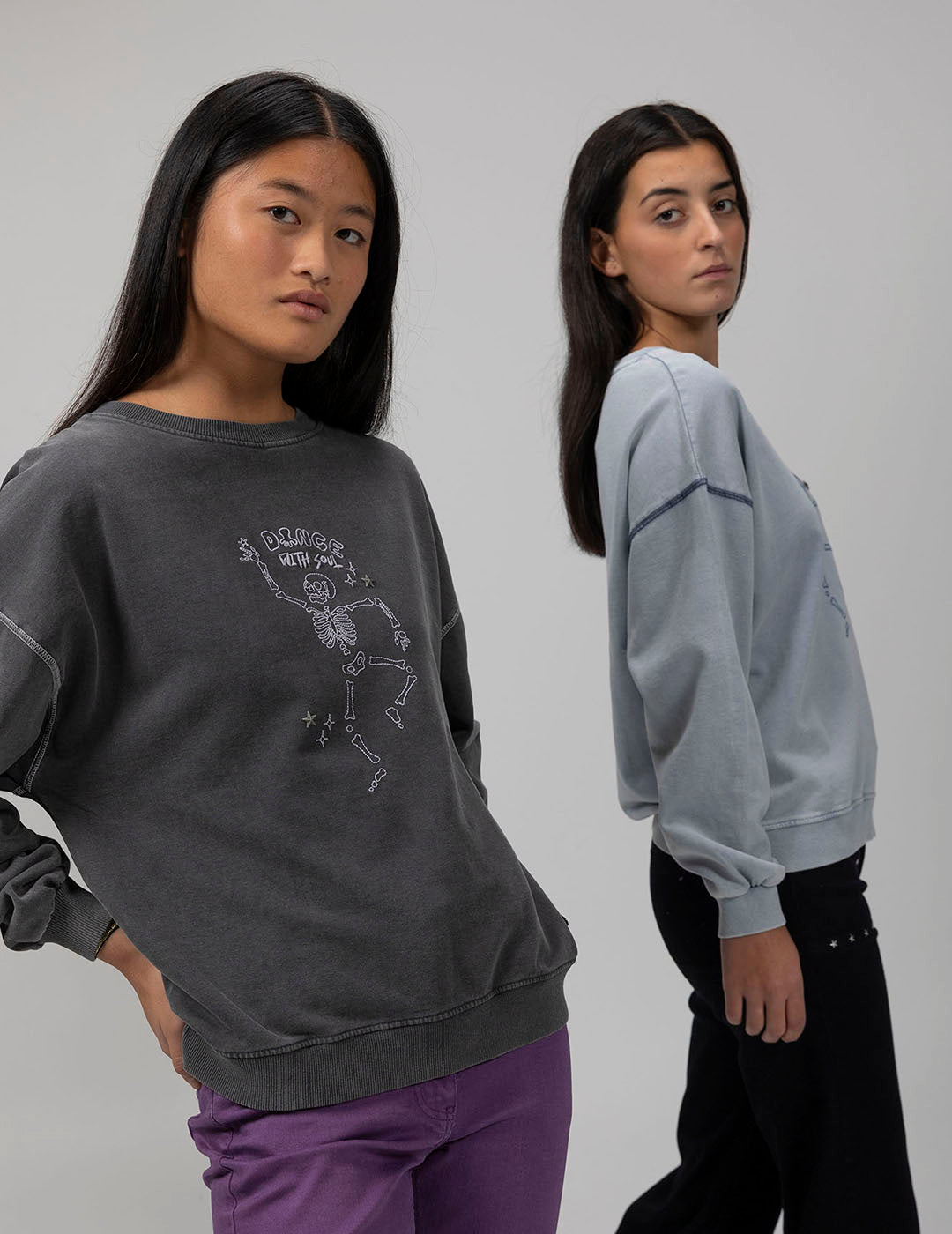 TEEN DANCE WITH SOUL BLACK DELAVÉ SWEATSHIRT