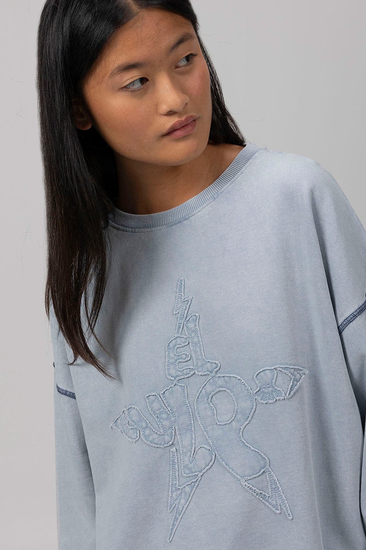 TEEN DISTRESSED STAR SWEATSHIRT PEARL GREY