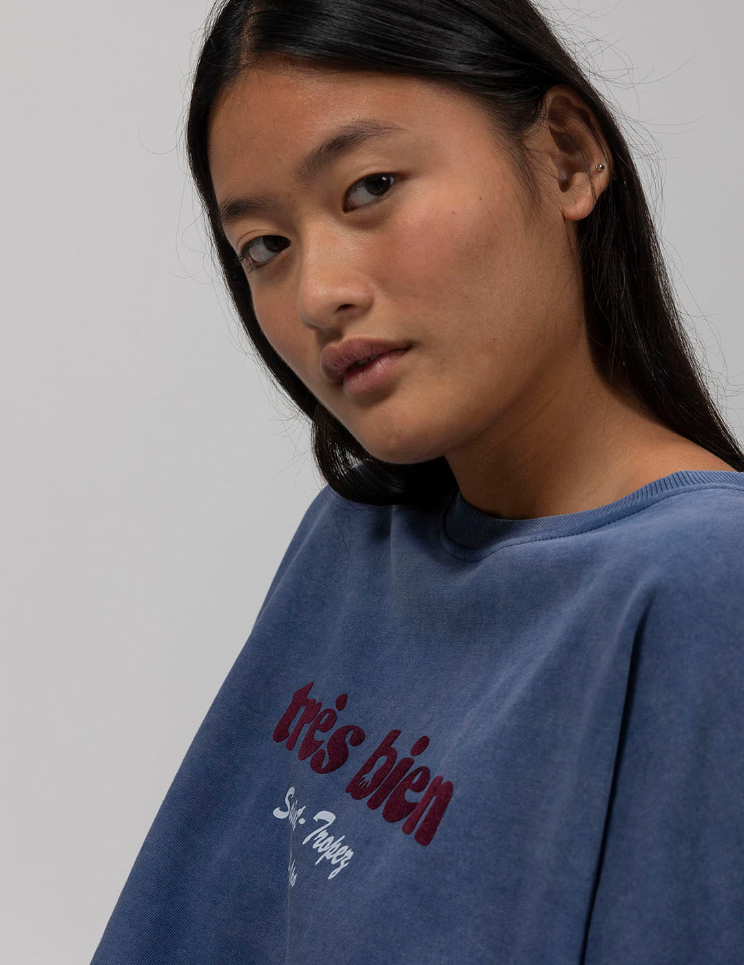 TEEN TRÈS BIEN INDIGO DELAVÉ SWEATSHIRT