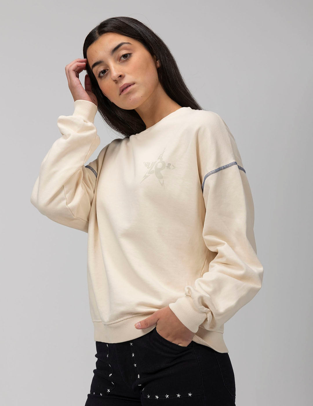 SUDADERA TEEN BÁSICA LOGO CREMA