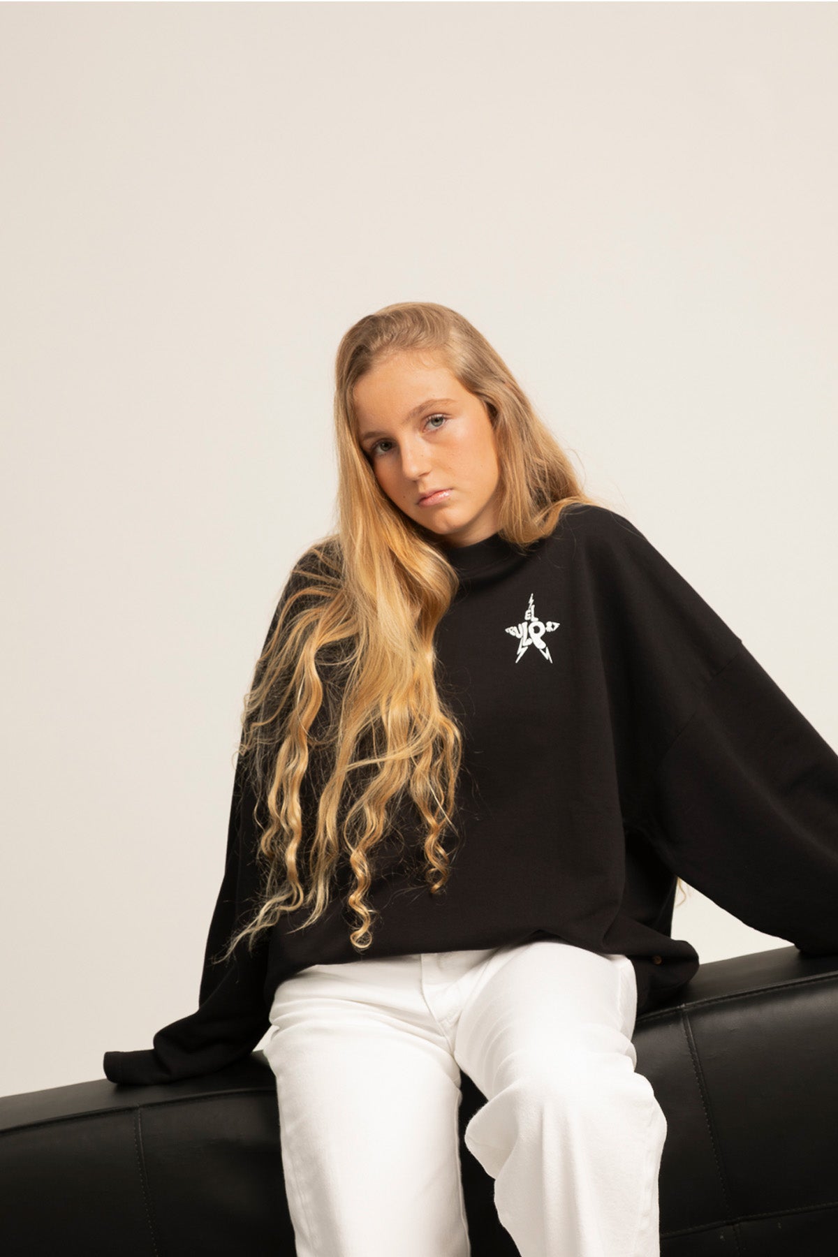 SUDADERA TEEN ESTAMPADO CITY OF STARS NEGRO