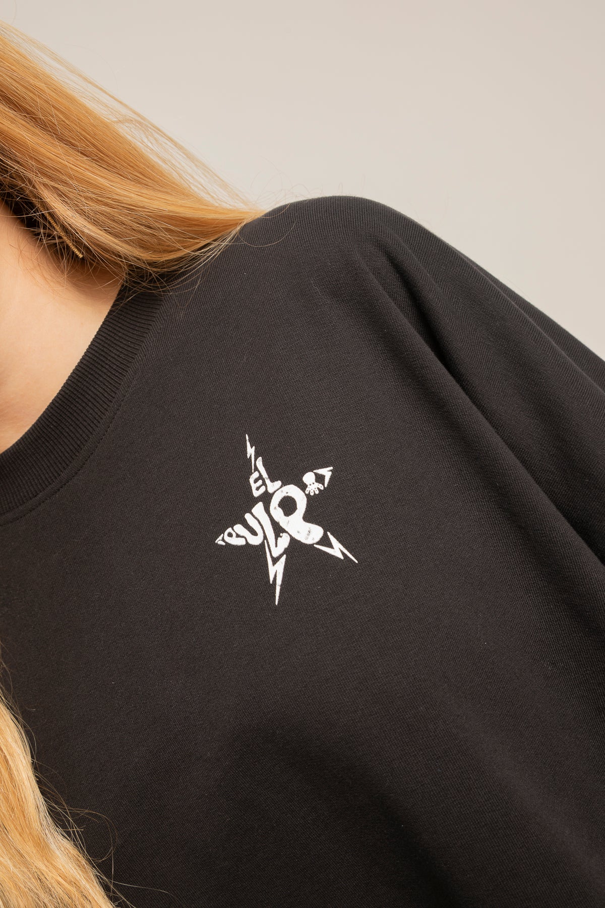 SUDADERA TEEN ESTAMPADO CITY OF STARS NEGRO