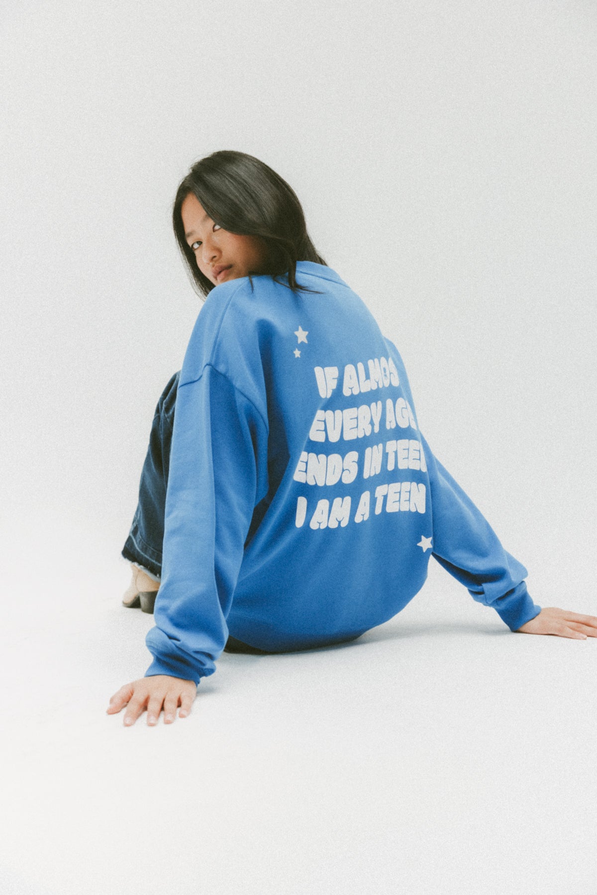 SUDADERA TEEN ESTAMPADO MENSAJE AZUL ROYAL