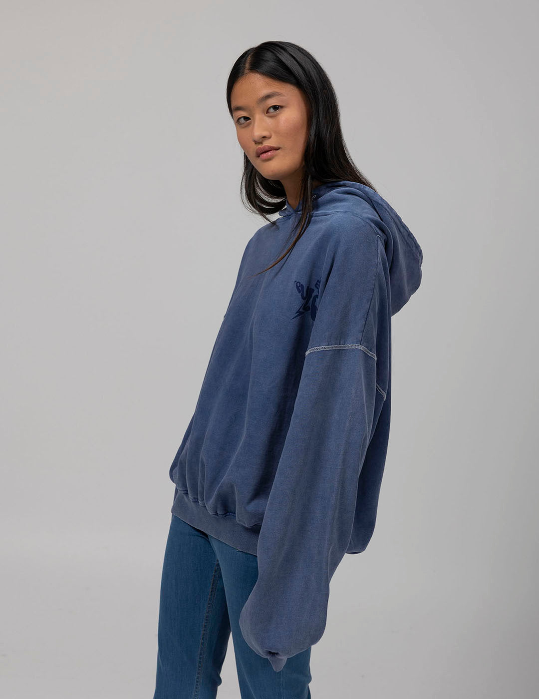 TEEN BASIC HOODIE WITH INDIGO DELAVÉ LOGO